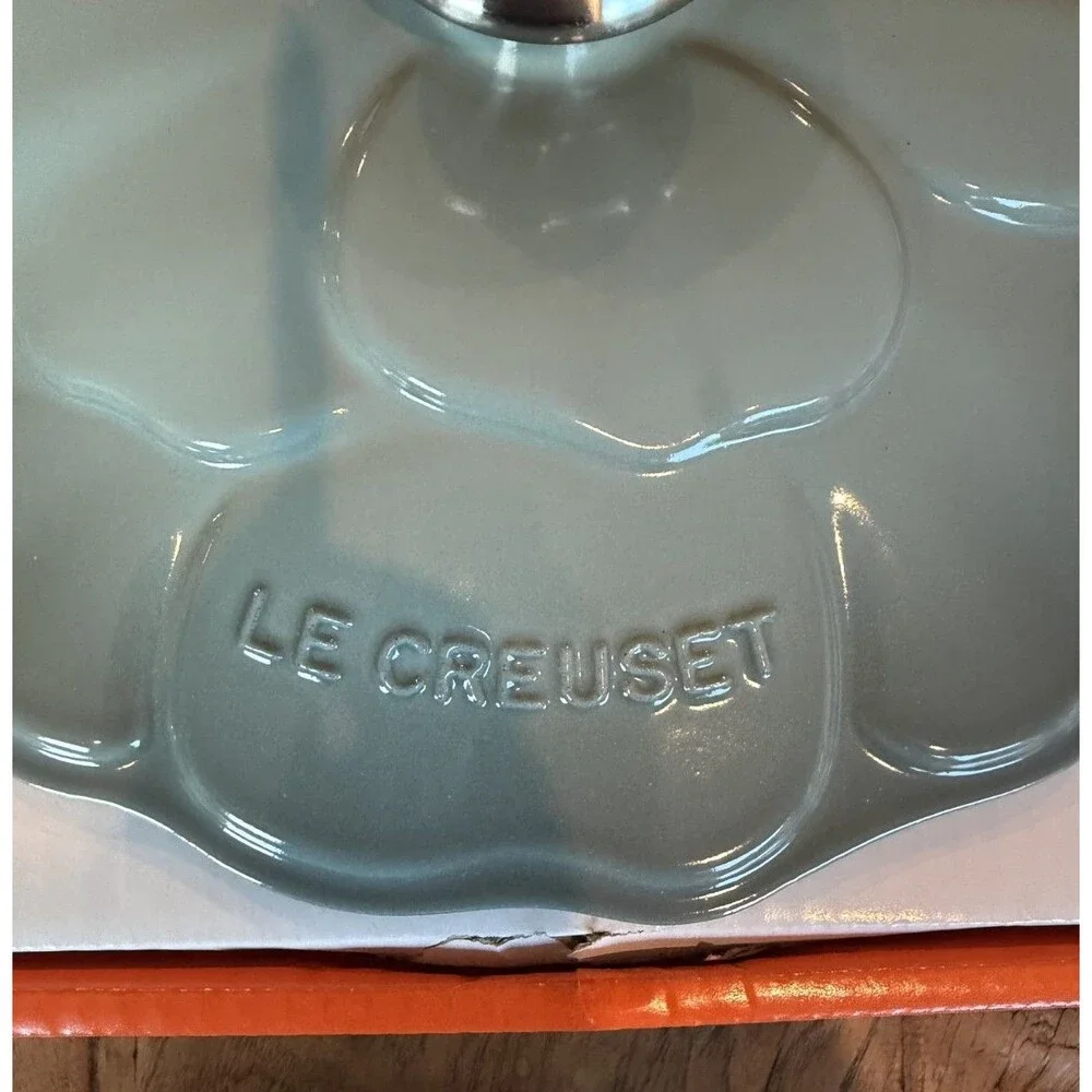 Le Creuset Enameled Cast Iron Round Petal Soup Pot 26 cm 4.5 qt Sea Salt NEW NIB